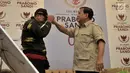 Calon Presiden nomor urut 02 Prabowo Subianto memberikan topi untuk Rahman relawan yang berjalan kaki dari Tegal di Kantor BPN Prabowo-Sandi, Kertanegara, Jakarta (20/12). (Merdeka.com/Iqbal S. Nugroho)