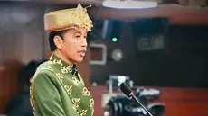 Sudah menjadi tradisi, Presiden RI menyampaikan pidato kenegaraan saban 16 Agustus. Presiden Joko Widodo alias Jokowi melakukannya di Gedung MPR, Selasa (16/8/2022). Penampilan ayah Kaesang Pangarep saat pidato mencuri perhatian masyarakat Indonesia lantaran pakai baju adat Paksian lengkap, warna hijau dengan motif pucuk rebung. (Foto: Dok. Instagram @jokowi)