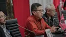 Sekjen PDI Perjuangan Hasto Kristiyanto (tengah) memberi keterangan pers terkait Pemilu 2019 di Jakarta, Rabu (8/5/2019). Hasto mengatakan PDI Perjuangan mengapresiasi kerja KPU dan Bawaslu dalam menyelenggarakan Pemilu 2019. (Liputan6.com/Faizal Fanani)