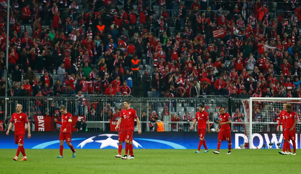 Para pemain Muenchen berjalan dengan kepala tertunduk penuh kecewa usai pertandingan melawan Atletico Madrid di semifinal Liga Champions di Allianz Arena (4/5). Atletico melaju ke final dengan aggregat gol tandang. (Reuters/Kai Pfaffenbach)