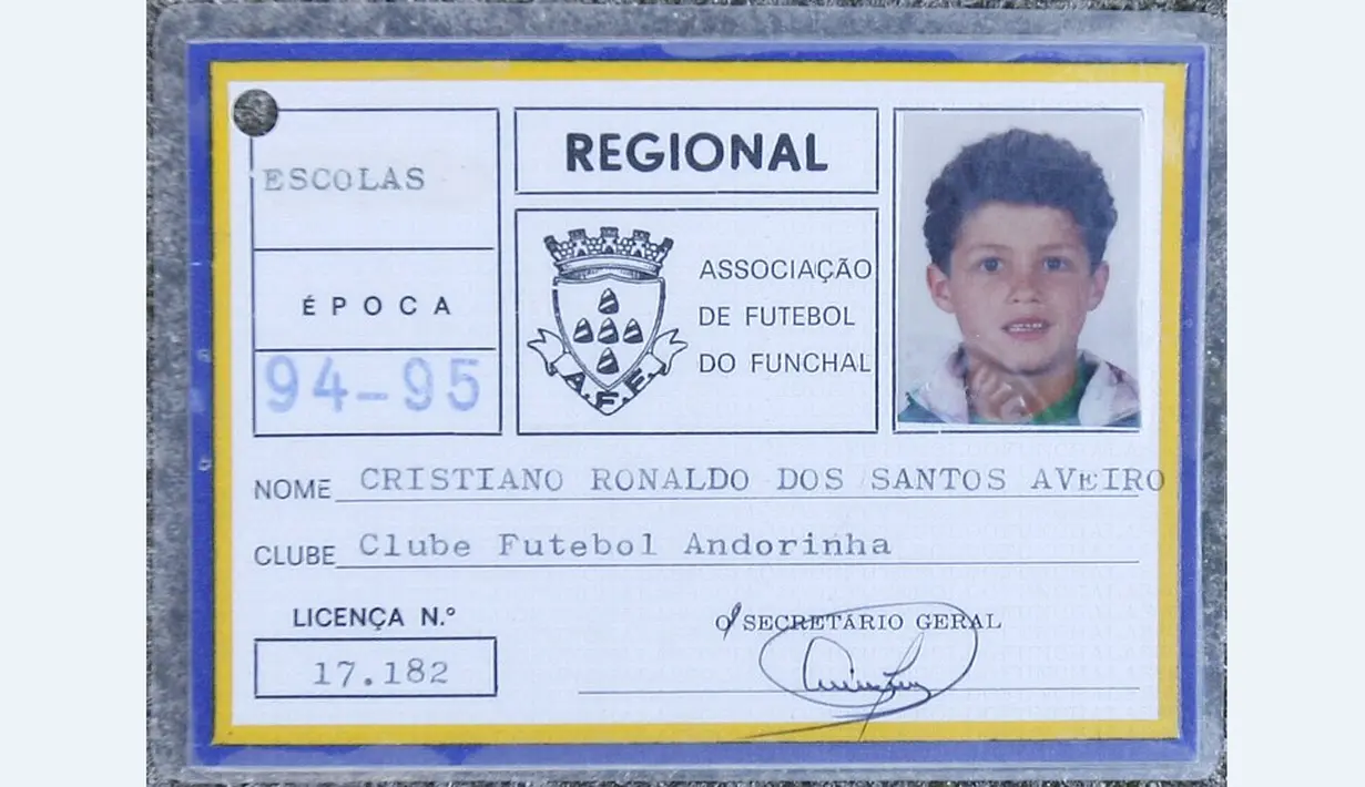 Kartu anggota klub Andorinha yang merupakan klub Cristiano Ronaldo saat berusia 9 tahun. (AFP/ Gregorio Cunha)