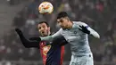 Pemain Chelsea, Emerson Palmieri, duel udara dengan pemain Vidi FC, Marko Scepovic, pada laga Liga Europa di Stadion Groupama, Hungaria, Kamis (13/12). Kedua tim bermain imbang 2-2. (AP/Tibor Illyes)