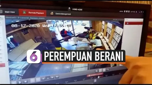 Perampok bersenjata tajam gagal mencuri toko perhiasan. Seorang perempuan menggunakan kursi untuk melawan dan mengusirnya dari toko.