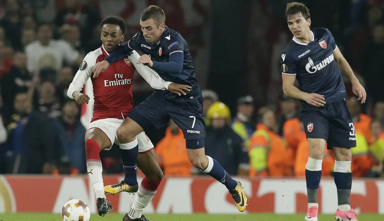 Gelandang Arsenal, Joseph Willock, berebut bola dengan gelandang Crvena Zvezda, Nenad Krsticic, pada laga Liga Europa di Stadion Emirates, London, Kamis (2/11/2017). Kedua klub bermain imbang 0-0. (AP/Tim Ireland)