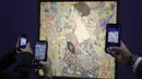 Lukisan yang merupakan potret terakhir yang diselesaikan Klimt sebelum kematiannya pada tahun 1918 ini menampilkan seorang wanita tak dikenal dengan latar belakang naga dan bunga teratai yang megah dan dipengaruhi oleh Tiongkok. (AP Photo/Kirsty Wigglesworth)