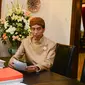 Mengenakan baju adat dan belangkon, Presiden Jokowi menandatangani sejumlah dokumen di sela rangkaian acara pernikahan putranya Gibran Rakabuming Raka-Selvi Ananda, di kediamannya, di Solo, Jawa Tengah, Rabu (10/6/2015). (Liputan6.com/Faizal Fanani)
