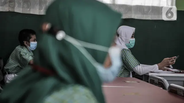 Siswa SD di Bekasi Kembali Sekolah Tatap Muka