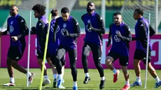 Para pemain Jerman menghadiri sesi latihan tim sepak bola nasional Jerman di lapangan latihan Borussia Dortmund, Jerman pada 18 Maret 2025. (Ina FASSBENDER/AFP)