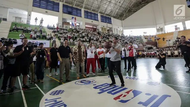 Gaya Sandiaga Uno Saat Memasukkan Bola Basket Lewat Three Point