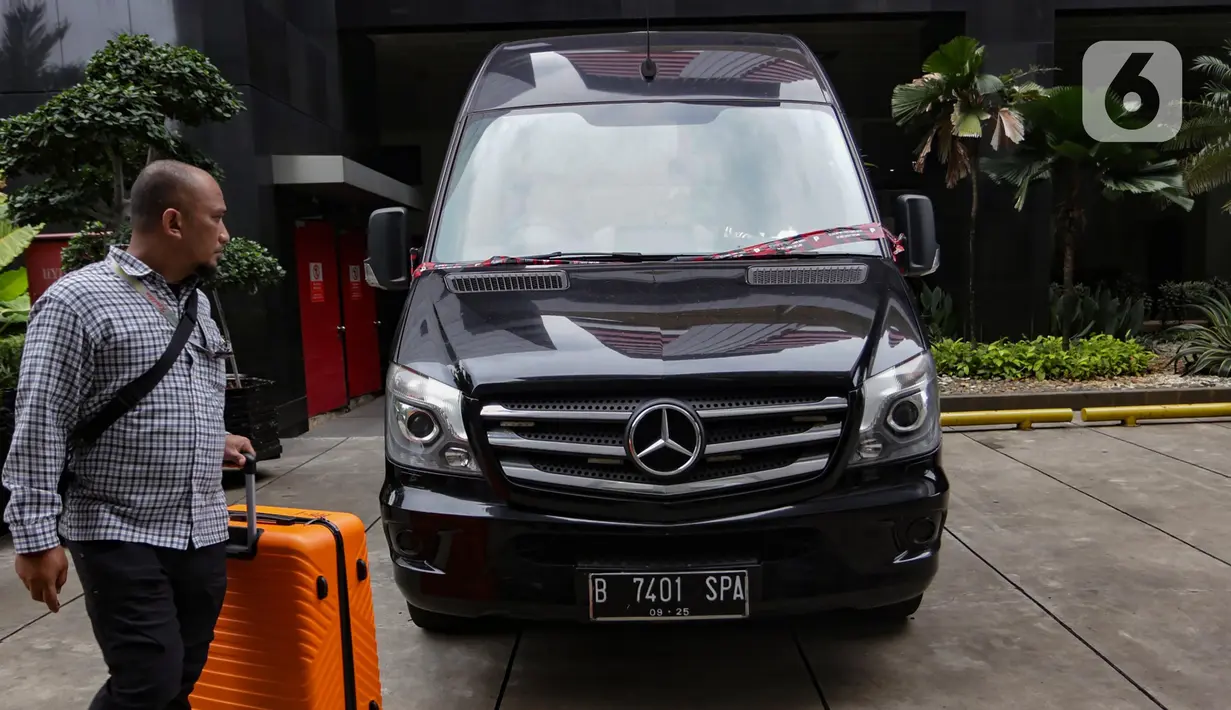 Komisi Pemberantasan Korupsi menyita satu unit mobil merk Mercedes Benz Sprinter 315 CD warna hitam beserta satu kunci remote mobil terkait dengan penanganan kasus dugaan pencucian uang mantan Menteri Pertanian Syahrul Yasin Limpo (SYL), Gedung Merah Putih KPK, Jakarta, Selasa (14/5/2024. (merdeka.com/Arie Basuki)