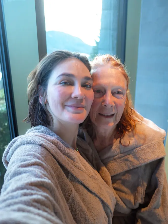 Gaya Kembar Luna Maya dan Sang Ibunda Spa Day di Bürgenstock Resort, Tampil Kompak dalam Bathrobe
