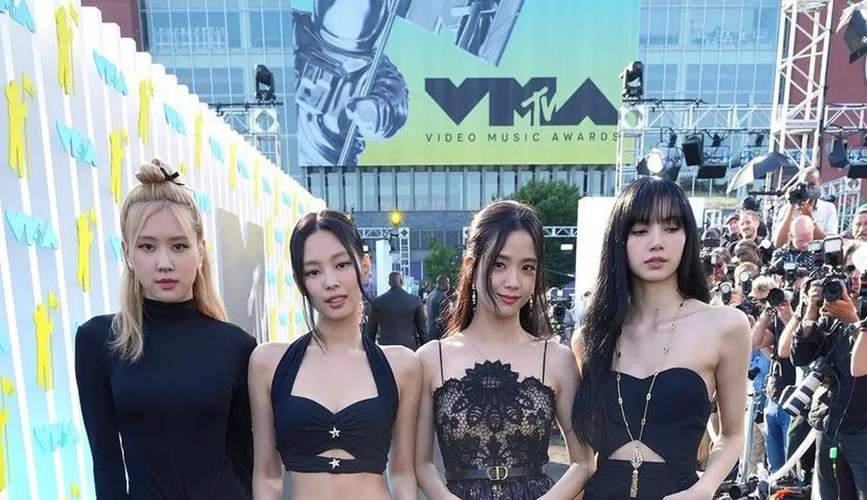 <p>Lisa tampil memadukan crop top tanpa lengan dengan celana kulot warna hitam dari Celine. Jisoo memilih spaghetti maxi dress yang menampilkan bustier renda hitam, dan rok hitam dengan overlay motif bunga gelap dari Dior.(Instagram/mtv).</p>