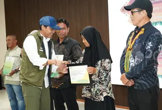 Menhut Raja Juli Antoni menyerahkan SK Perhutanan Sosial kepada empat Kelompok Tani Hutan (KTH) di IKN. (Foto: Tim Humas Kemenhut)