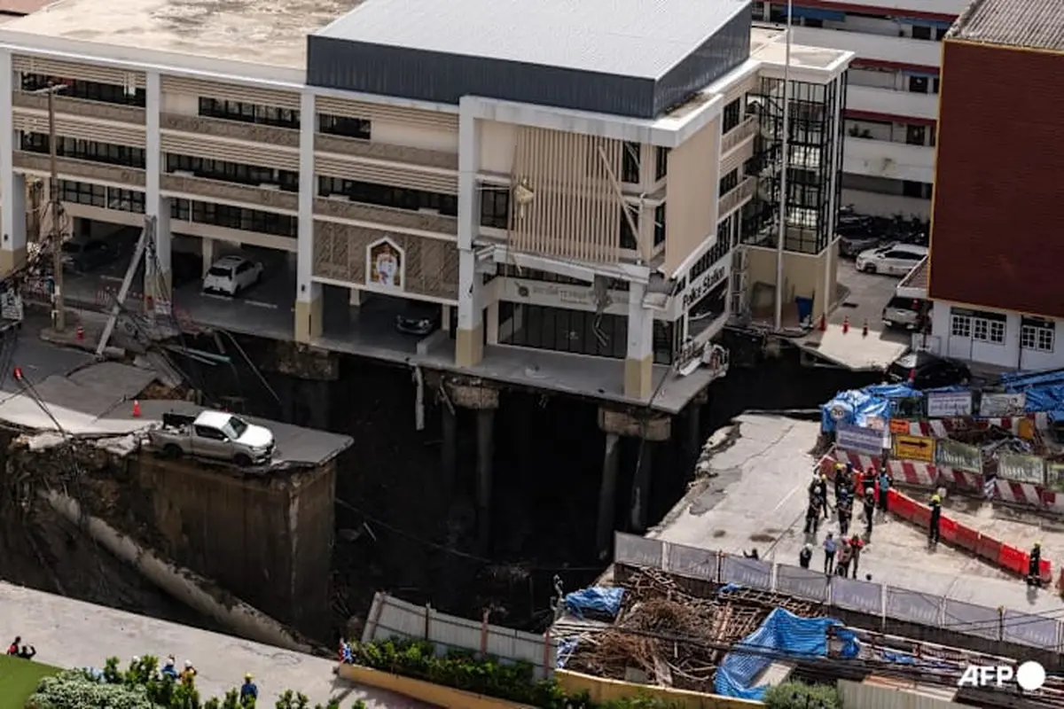 Tampak dari atas, jalan jebol hingga membentuk lubang besar di dekat sebuah rumah sakit di Bangkok, Rabu (24/9/2025).