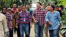 Cagub Petahana, Basuki Tjahaja Purnama (Ahok-kedua kanan) berbincang dengan Hasto Kristiyanto saat meninggalkan kediaman Ketua Umum PDI-P. Megawati Soekarnoputri di Kebagusan, Jakarta, Rabu (15/2). (Liputan6.com/Helmi Fithriansyah)