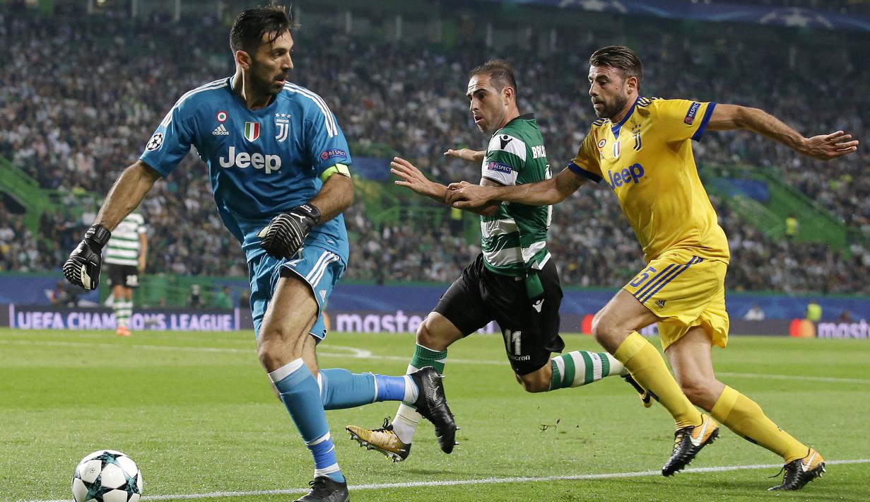 Kiper Juventus, Gianluigi Buffon, berusaha mengamankan bola dari gelandang Sporting CP, Bruno Cesar, pada laga Liga Champions di Stadion Jose Alvalade, Lisbon, Selasa (31/10/2017). Kedua klub bermain imbang 1-1. (AP/Armando Franca)