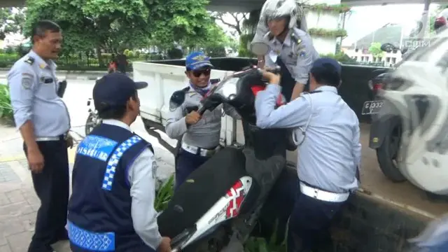 VIDEO: Motor Karyawan Transjakarta Diangkut Petugas Dishub