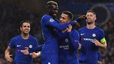 Para pemain Chelsea merayakan gol yang dicetak Tiemoue Bakayoko ke gawang Qarabag pada laga Liga Champions di Stadion Stamford Bridge, London, Selasa (12/9/2017). Chelsea menang 6-0 atas Qarabag. (AFP/Ben Stansall)