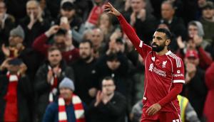 Penyerang Liverpool asal Mesir bernomor punggung 11, Mohamed Salah, merayakan gol pembuka dalam pertandingan&nbsp;Premier League Inggris antara Liverpool dan Aston Villa di Anfield, Liverpool, Inggris barat laut, Minggu (2-11-2025). (Paul ELLIS/AFP)