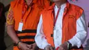 Bupati Indramayu nonaktif Supendi (kanan) dan Kadis PUPR Kabupaten Indramayu Omarsyah usai menjalani pemeriksaan sebagai tersangka dugaan suap pengaturan proyek di Gedung KPK, Jakarta, Jumat (10/1/2020). (merdeka.com/Dwi Narwoko)