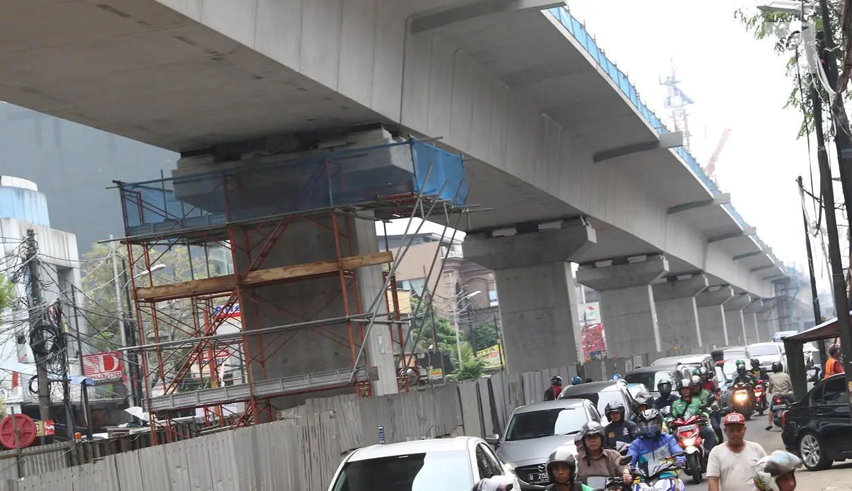Pengendara melintas di bawah pembangunan proyek Mass Rapid Transit (MRT) Jakarta di kawasan Cilandak, Selasa (5/9). Pembiayaan proyek pembangunan tersebut dengan anggaran sebesar Rp 2,7 triliun perkilometer. (Liputan6.com/Immanuel Antonius)