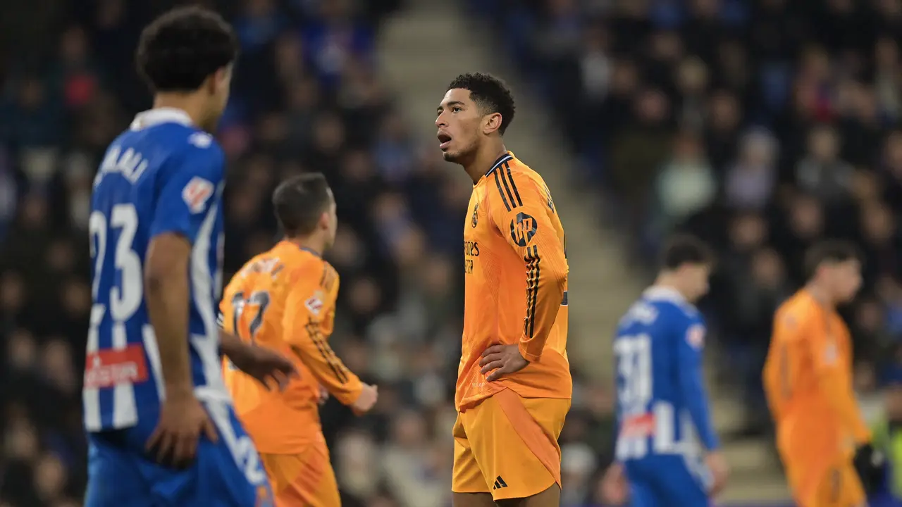Para pemain Real Madrid tertunduk lesu usai dikalahkan Espanyol di ajang LaLiga