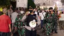 Petugas gabungan melakukan imbauan menggunakan pengeras suara terhadap warga yang berkerumun di kawasan Bundaran HI, Jakarta, Jumat (31/12/2021). Petugas gabungan melarang perayan malam pergantian tahun di wilayah Jakarta untuk mencegah penyebaran COVID-19. (Liputan6.com/Angga Yuniar)