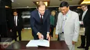 Menteri Perindustrian dan Perdagangan Rusia Denis Manturov mengisi buku tamu yang ada di kantor DPD RI Jakarta, Jumat (8/1). Sebelumnya Denis Manturov telah melakukan pertemuan dengan Presiden Jokowi. (Liputan6.com/Faisal R Syam)