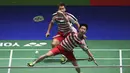 Ganda putra Indonesia, Kevin Sanjaya dan Marcus Gideon saat final All England di Birmingham, Minggu (18/3/2018). Mereka juara setelah mengalahkan Mathias Boe dan Carsten Mogensen dengan skor 21-18, 21-17. (AFP/Paul Ellis)