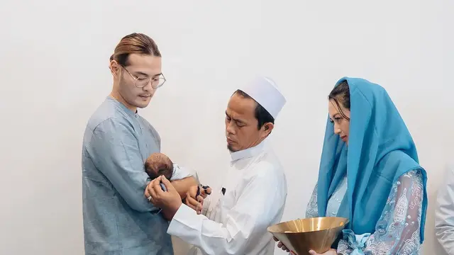 Tampil Kompak dengan Nuansa Biru, Ini 7 Momen Aqiqah dan Tasyakuran Anak Ketiga Sylvia Fully