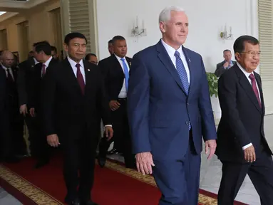Wakil Presiden Jusuf Kalla saat menyambut Wakil Presiden Amerika Serikat (AS) Michael R. Pence untuk melakukan pertemuan bilateral di Istana Wakil Presiden, Jakarta, Kamis (20/4). (AP Photo/Achmad Ibrahim/Pool)