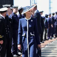 Kate Middleton melangkah keluar di Skotlandia bersama suaminya, Pangeran William, untuk menghadiri upacara pemberian nama HMS Glasgow, 22 Mei 2025. (dok. Instagram @princeandprincessofwales/https://www.instagram.com/p/DJ9qIIVoFGv/)