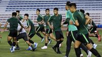 Para pemain Timnas Indonesia U-22 berlari saat latihan di Stadion Rizal Memorial, Manila, Jumat (22/11). Latihan ini persiapan jelang laga SEA Games 2019. (Bola.com/M Iqbal Ichsan)