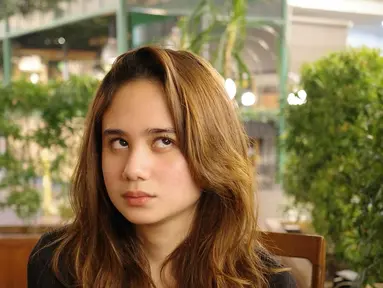 Dalam unggahan terbarunya, Tissa tampak tengah berada di sebuah restoran bersama teman-temannya. Ia tampil percaya diri tanpa riasan, hanya mengandalkan penampilan naturalnya yang sering mendapat pujian dari netizen. Banyak yang memuji kecantikan alaminya yang jarang terlihat memakai makeup berlebih. (Liputan6.com/IG/@tissabiani)