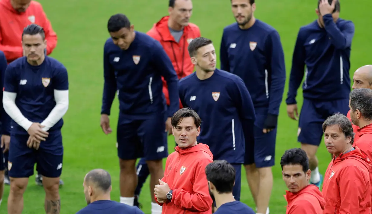 Pelatih Sevilla, Vincenzo Montella (tengah) berbincang dengan pemainnya di stadion Allianz Arena di Munich, Jerman, (10/4). Pada pertemuan pertama Sevilla kalah 2-1 atas Munchen di kandangnya sendiri. (AP Photo/Matthias Schrader)