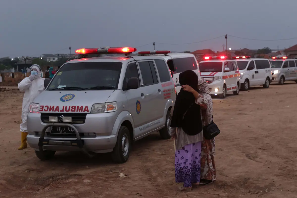 FOTO: Antrean Mobil Jenazah dengan Protokol COVID-19 di TPU Rorotan