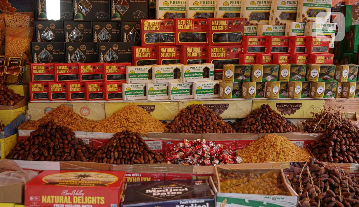 Sejumlah kurma yang dijual di kawasan Tanah Abang, Selasa
(13/4/2021). Kurma merupakan salah satu makanan pilihan ummat muslim pada bulan Ramadhan untuk berbuka puasa. (Liputan6.com/Faizal Fanani)