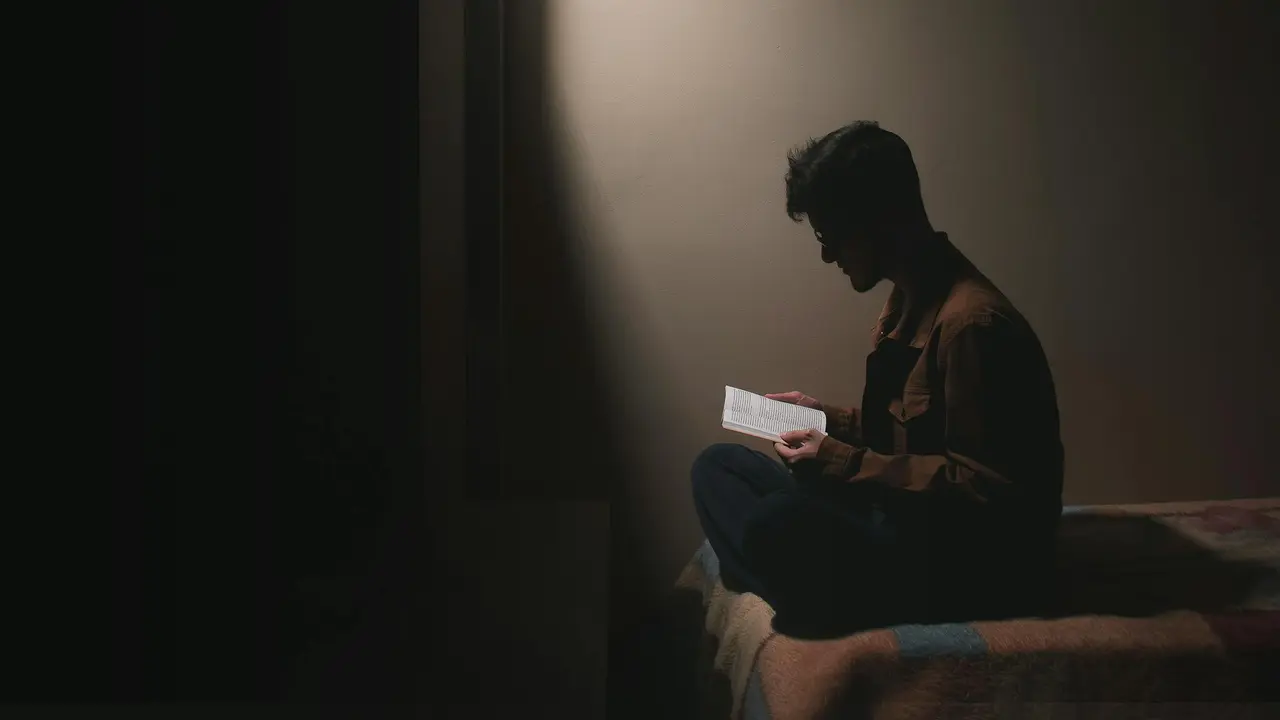 Membaca Buku di Pagi Hari