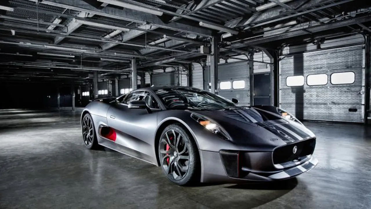 Jaguar C-X75 Jadi Mobil Musuh James Bond