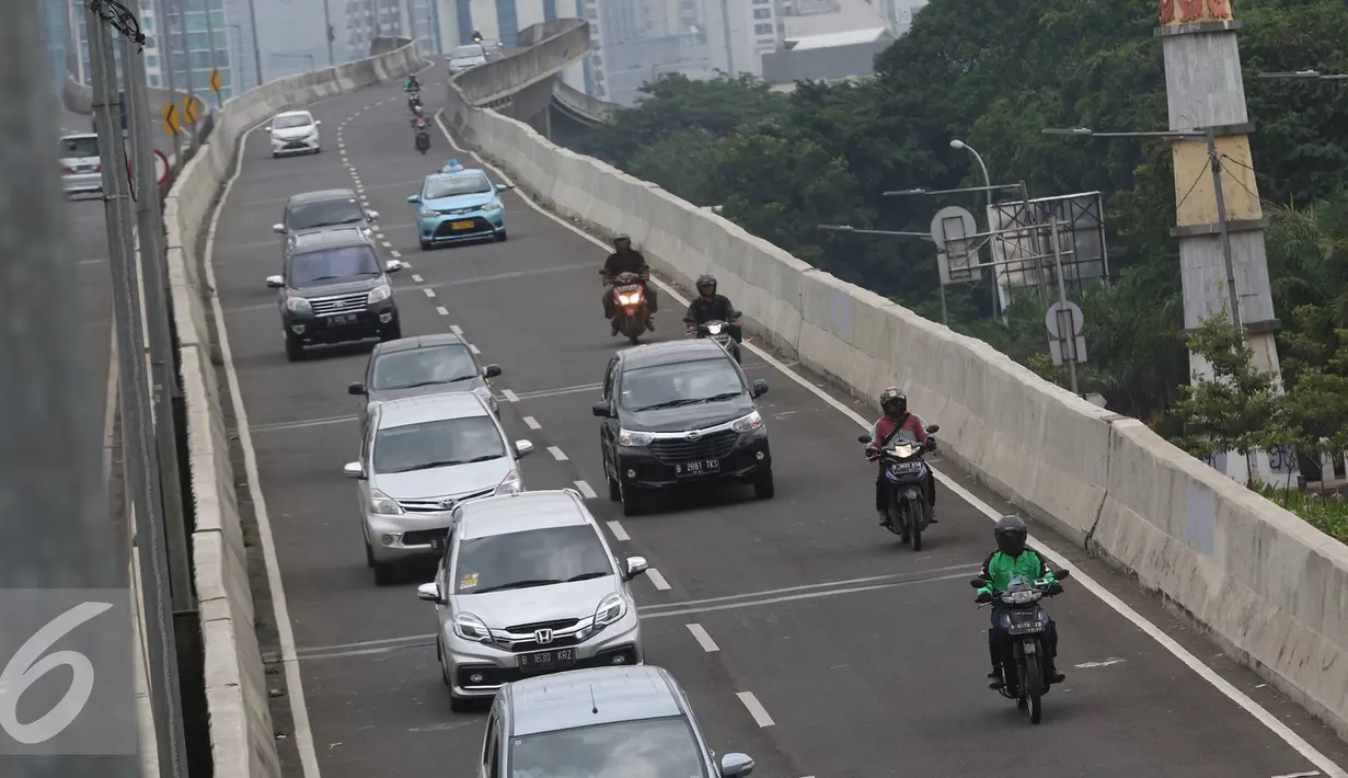 Pengendara motor masuk ke ruas Jalan Layang Non Tol Kampung Melayu arah Tanah Abang, Jakarta, Senin (9/1). Meski berbahaya, para pengendara sepeda motor seringkali nekat melintasi JLNT Kampung Melayu-Tanah Abang. (Liputan6.com/Immanuel Antonius)