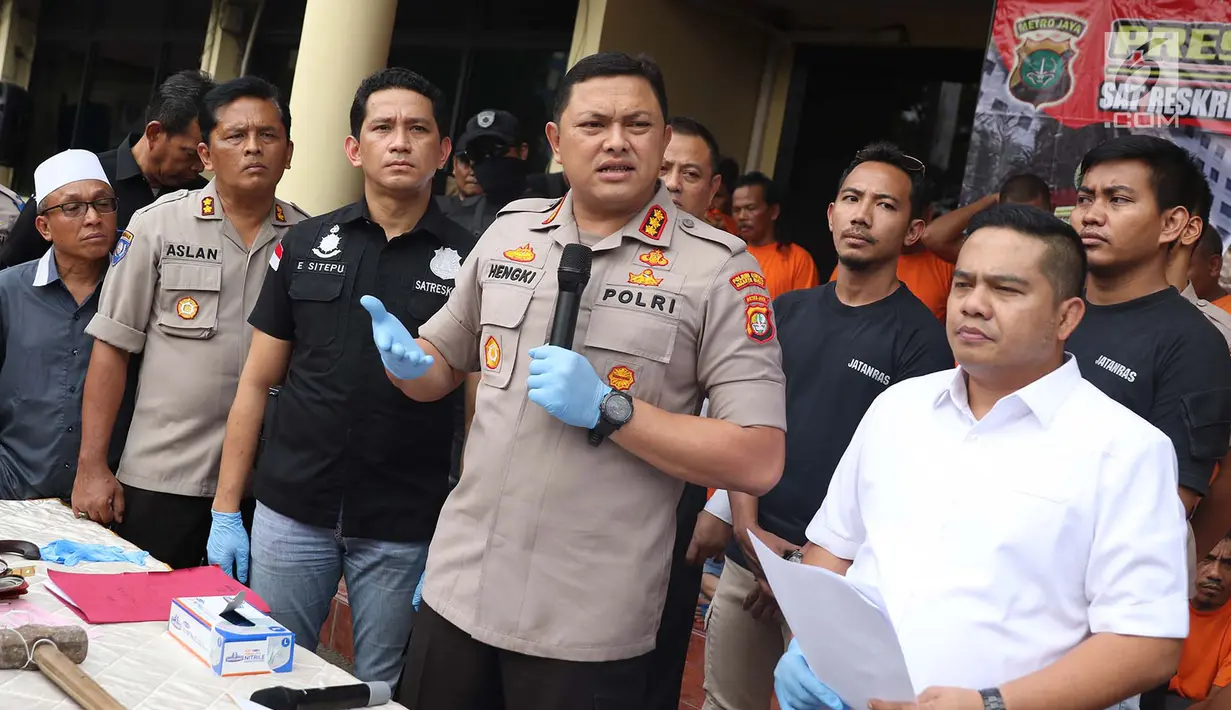 Kapolres Metro Jakarta Barat Kombes Pol Hengki Haryadi memberi keterangan kepada awak media saat menunjukkan barang bukti beserta sejumlagh tersangka kasus premanisme di Mapolres Metro Jakarta Barat, Senin (12/11). (Liputan6.com/Immanuel Antonius)