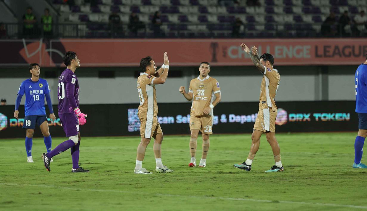 Pemain Dewa United, Egy Maulana Vikri (ketiga kiri) merayakan golnya saat melawan Tainan City FC pada matchday kedua Grup E AFC Challange League 2025-2026 di Stadion Indomilk Arena, Tangerang, Banten, Rabu (29/10/2025) malam WIB. Dewa United sukses menghajar klub asal Taiwan, Tainan City dengan skor telak 4-0. Kesuksesan ini diraih pada matchday kedua Grup E AFC Challenge League yang berlangsung di Stadion Indomilk Arena, Rabu (29/10/2025). (Bola.com/M Iqbal Ichsan)
