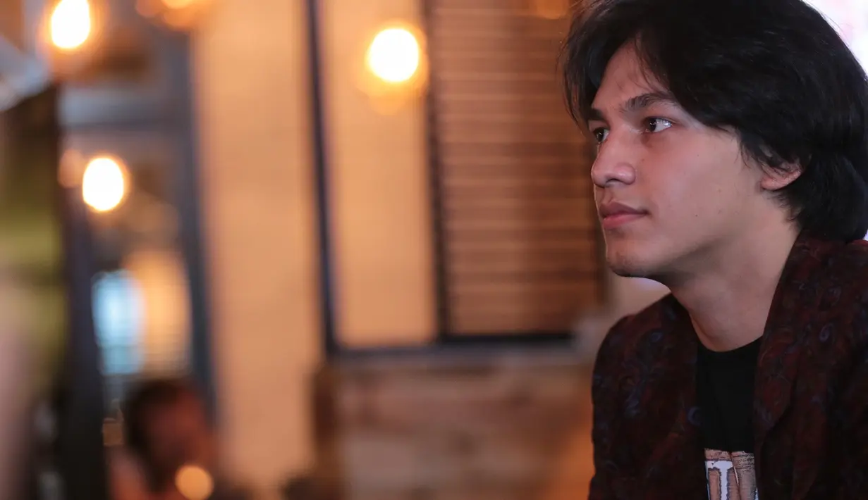 "Koplingnya itu di setir, dan enggak jelas itu gigi berapa. Jadi aku enggak berani sampai gigi tiga, cuma berani gigi satu-gigi dua," kata cowok 18 tahun ini sambil tertawa. (Adrian Putra/Bintang.com)