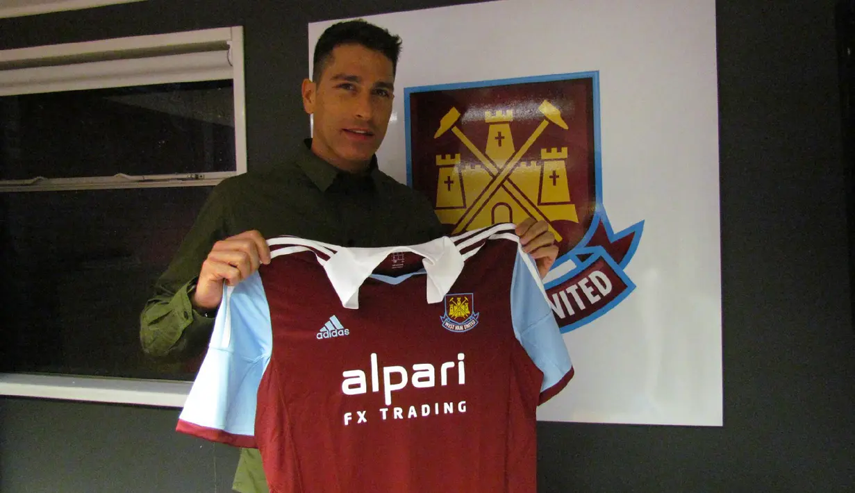 Marco Borriello. Striker Italia yang kini berusia 40 tahun dan telah pensiun pada Januari 2019 bersama UD Ibiza ini pernah berseragam West Ham United selama setengah musim. Ia didatangkan bersamaan dengan Antonio Nocerino juga dengan status pinjaman dari AS Roma. Ia juga bertahan hingga akhir musim 2013/2014 dan hanya tampil dalam 2 laga di Liga Inggris tanpa torehan 1 gol pun. (Twitter/West Ham United FC)