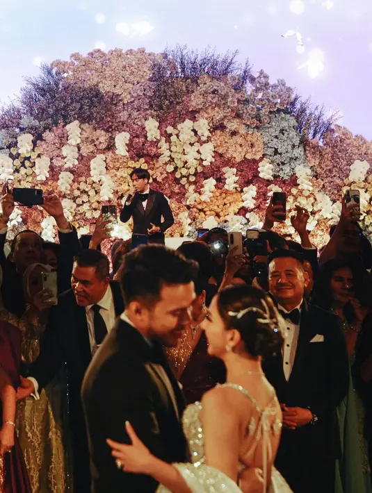Bernyanyi mengiringi first dance pengantin."Sebuah kehormatan bisa mengiringi first dance kedua sahabat gue as a husband and wife,"  tulis Vidi. [Instagram/vidialdiano]