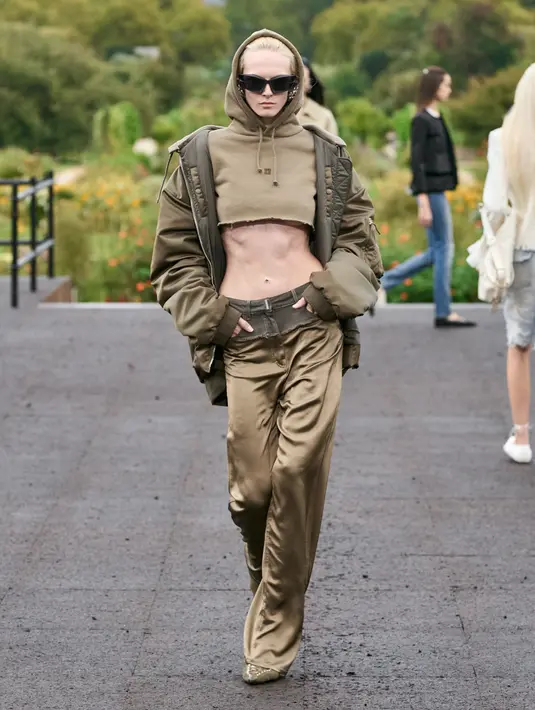 Koleksi ini juga menonjolkan metaforis selera perkotaan dan ciri khas Givenchy sendiri. Ciri khas Givenchy yang sangat Prancis bersatu dengan sentuhan Amerika dari Direktur Artistiknya, Matthew M Williams, seperti sebuah refleksi budaya abad pertengahan dengan era digital yang dilihat melalui kacamata keabadian. Foto: Document/Givenchy.