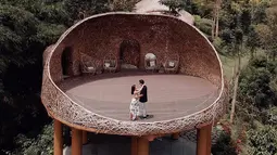 Kekompakan dan kemesraan Sonya dan James semakin terlihat saja baru-baru ini. Di Ubud, Bali, keduanya berpose mesra di tempat yang sangat instagramable. Tangan Sonya pun tak ragu melingkar di leher James Lallo. (Liputan6.com/IG/@sonyapan)