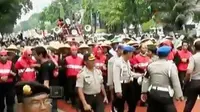 Ribuan petani dari Jawa dan Sumatera unjuk rasa di Istana Negara. 