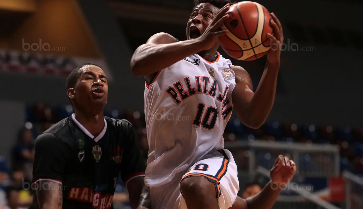 Aksi pebasket Pelita Jaya, Bradford Lyndon (kanan) melewati adangan pemain Hangtuah Sumsel, George Neshon pada laga Perbasi Cup 2017 di Sports Mall, Kelapa Gading, Jakarta, (09/11/2017). Pelita Jaya menang 67-58. (Bola.com/Nick Hanoatubun)