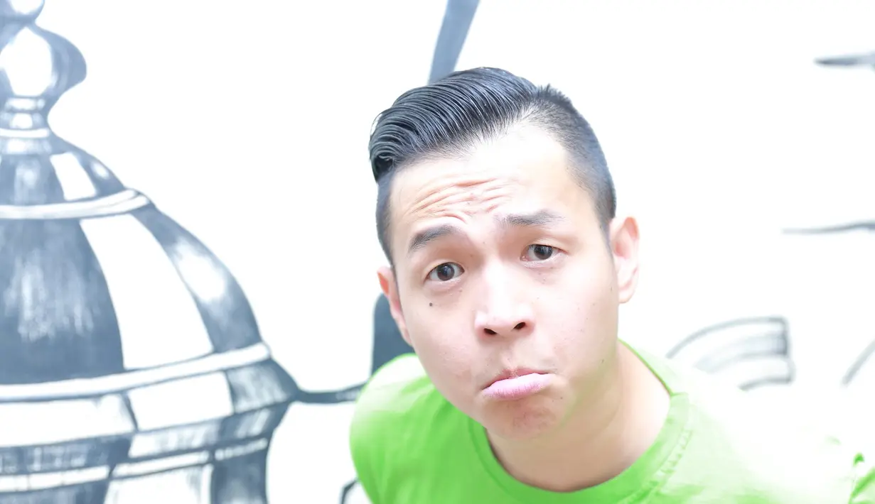 Ayah dua orang anak ini selalu membawa termos berisi kopi di setiap aktivitasnya, ia memilih kopi yang telah digiling. Adanya kasus Wayan Mirna yang meninggal setelah minum kopi pun tak membuat Ernest menjauhi kopi. (Galih W. Satria/Bintang.com)